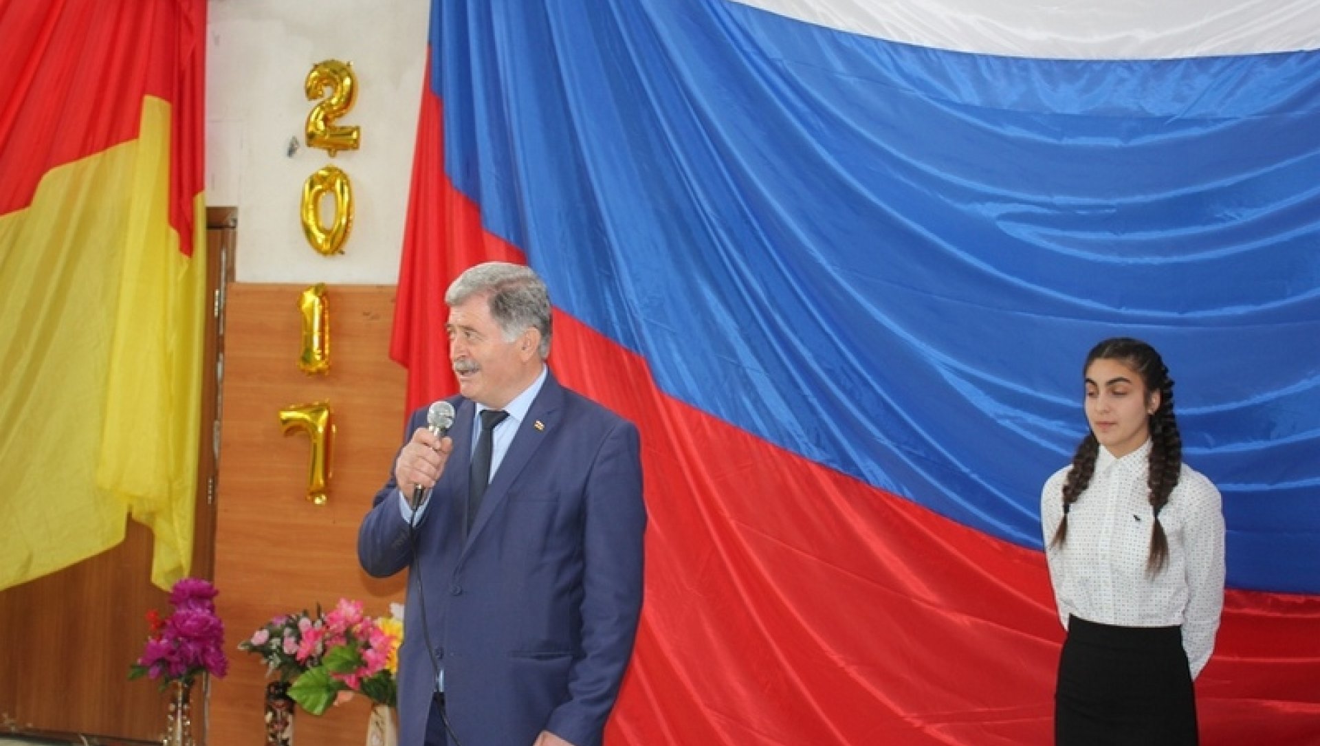 Эрик Пухаев посетил праздничные мероприятия двух школ