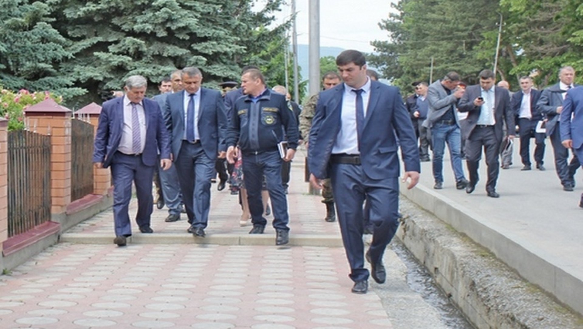 Анатолий Бибилов: «Чиновникам необходимо вплотную работать с подведомственными структурами на местах»