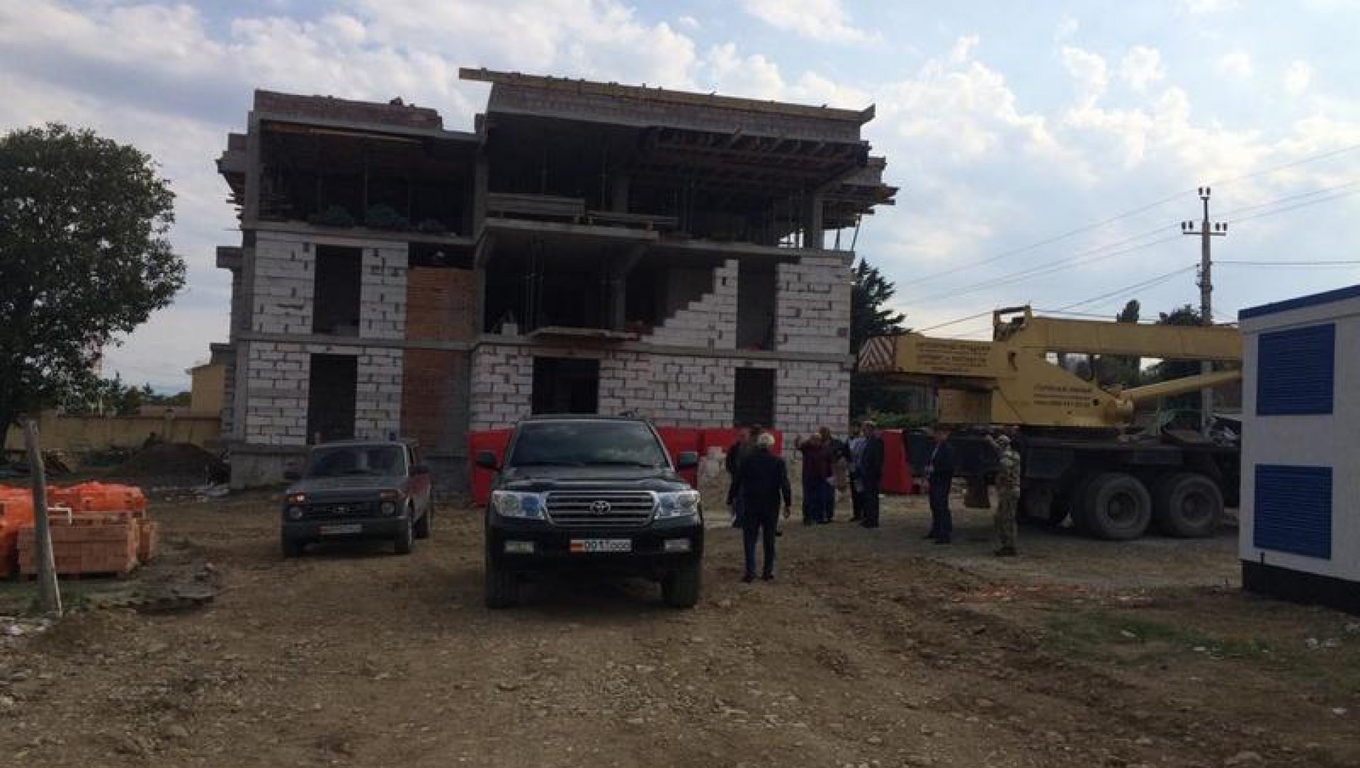 Эрик Пухаев проинспектировал строительство жилого дома в Знауре