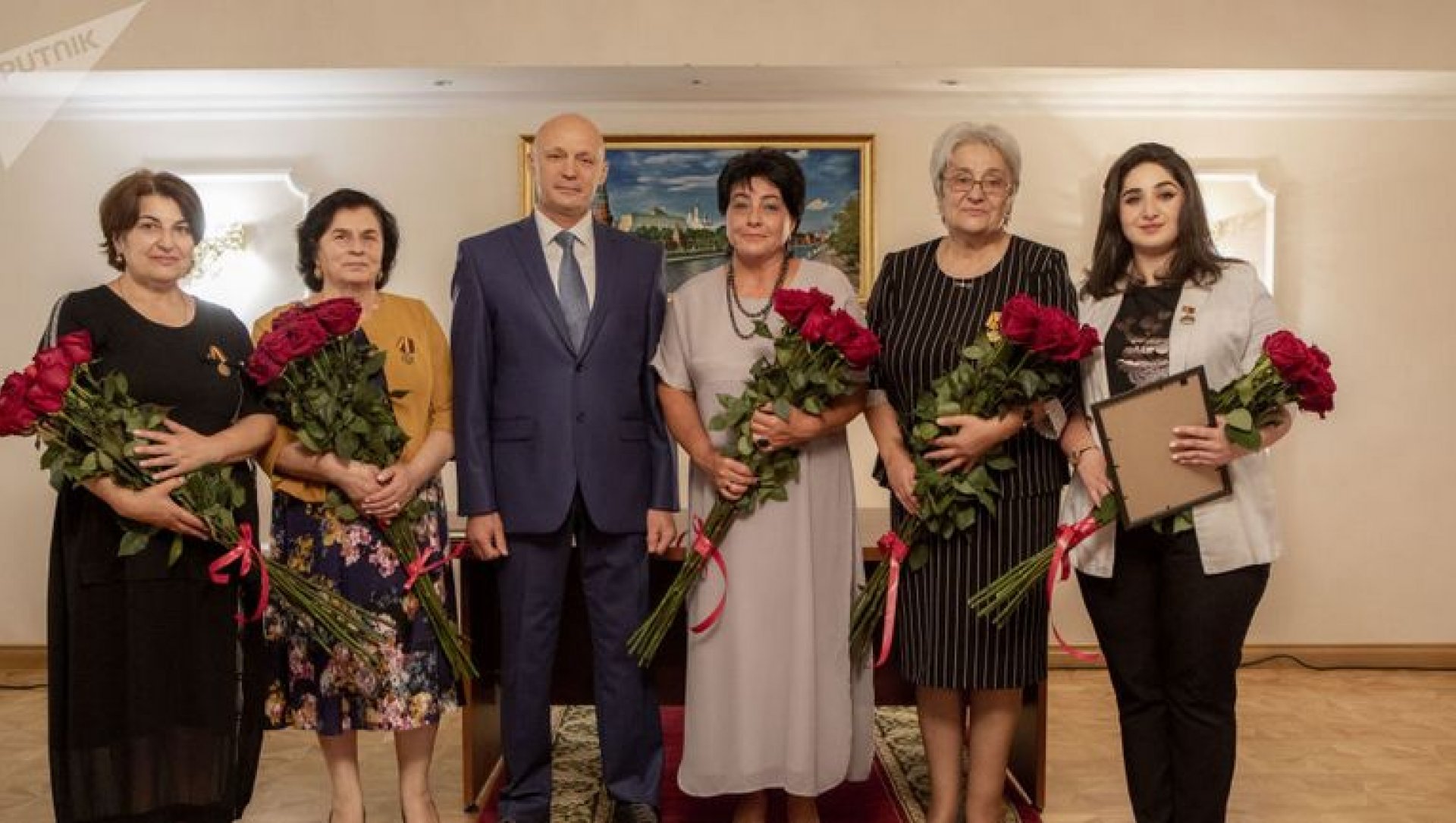 Сергей Шойгу наградил медалями сотрудников штаба "Бессмертного полка" в Южной Осетии