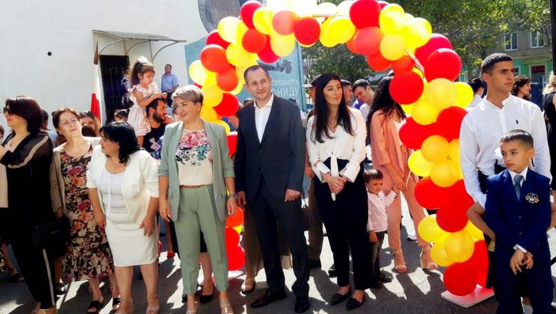 Геннадий Бекоев принял участие в торжественной линейке в честь Дня знаний