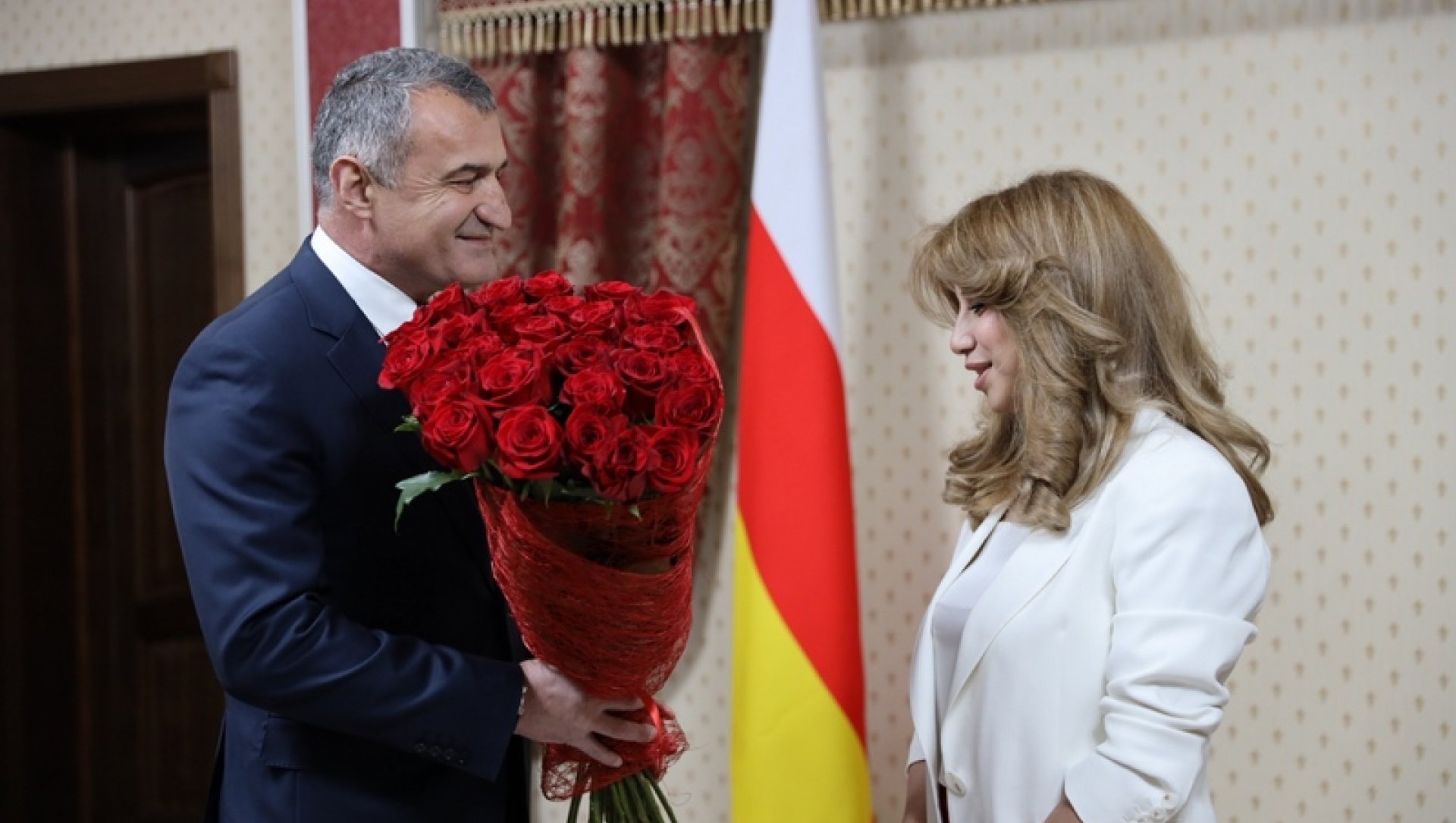 Президент Анатолий Бибилов поздравил супругу Геннадия Бекоева с 8 марта