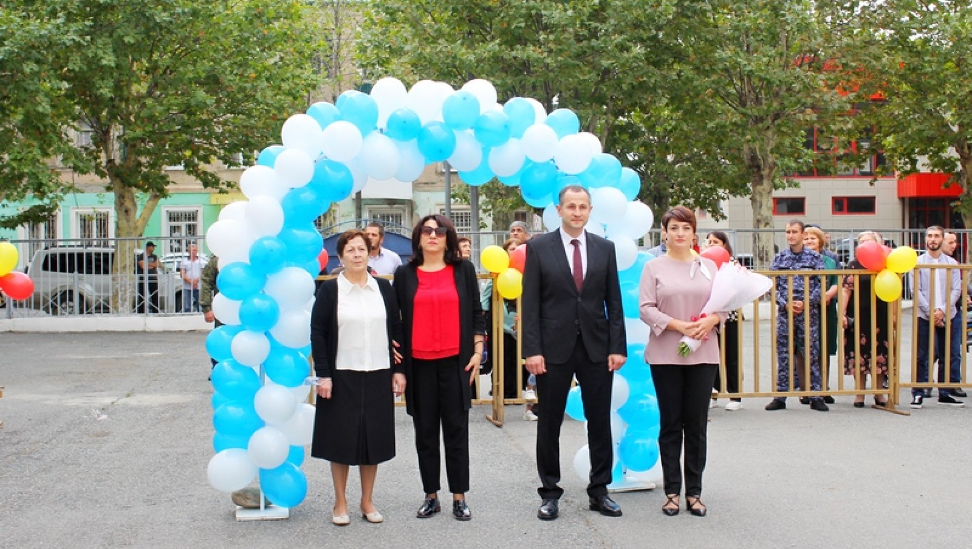 Геннадий Бекоев поздравил школьников с новым учебным годом