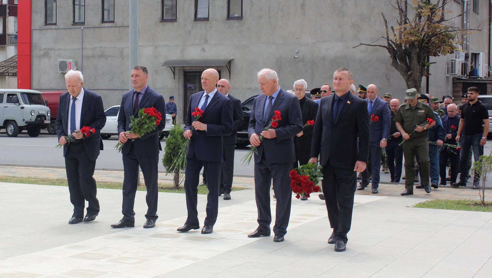 возложение цветов к памятнику погибшим 08.08.08