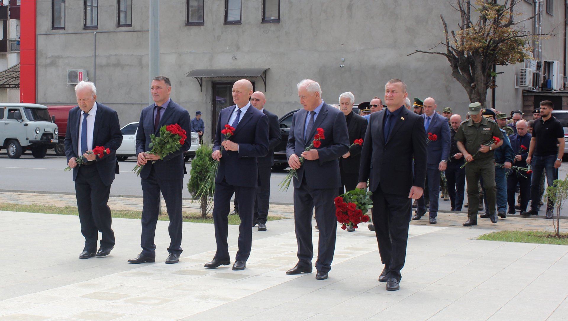 возложение цветов к памятнику погибшим 08.08.08