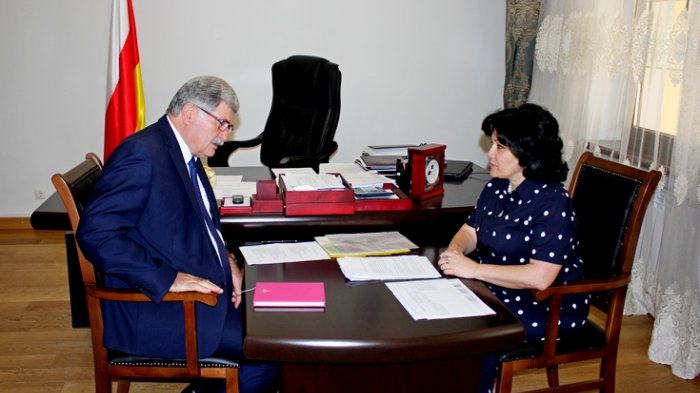 Эрик Пухаев и Натали Гассиева обсудили деятельность Минобразования за первое полугодие