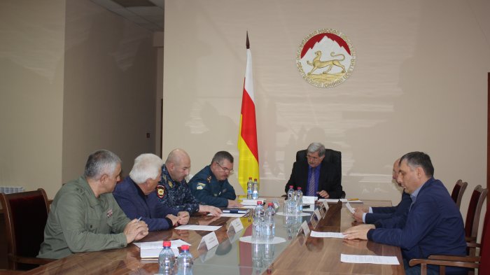 Эрик Пухаев провел заседание комиссии по ЧС