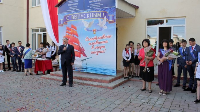 Эрик Пухаев поздравил выпускников с праздником Последнего звонка