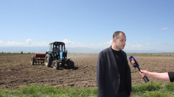 Задача – помочь фермерам с семенным материалом и обеспечить своевременную обработку земель