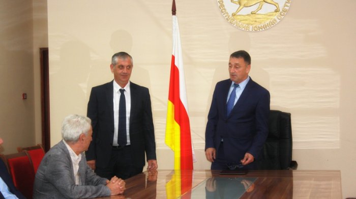 Коллективу Аппарата Правительства представили нового руководителя