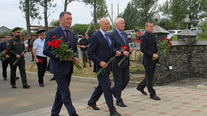 Константин Джуссоев почтил память жертв, павших в ходе вооруженного конфликта в августе 2008 года