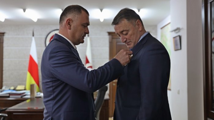 Алан Гаглоев наградил Орденом Дружбы Константина Джуссоева
