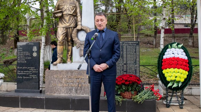 Константин Джуссоев принял участие в митинге, посвященном памяти жертв землетрясения 1991 года