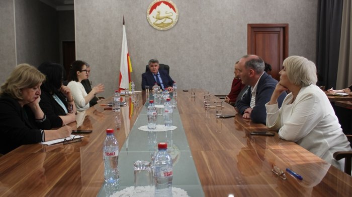 Алан Джиоев провел совещание с руководством Минздрава и РММЦ