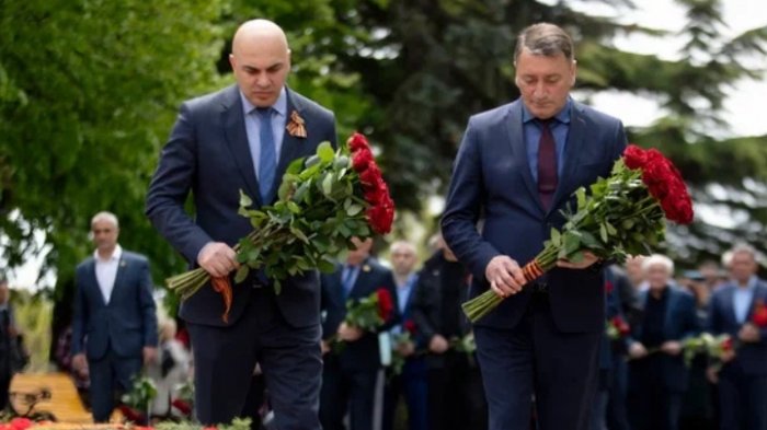 Константин Джуссоев принял участие в церемонии возложения гирлянды Славы и Памяти у Вечного огня