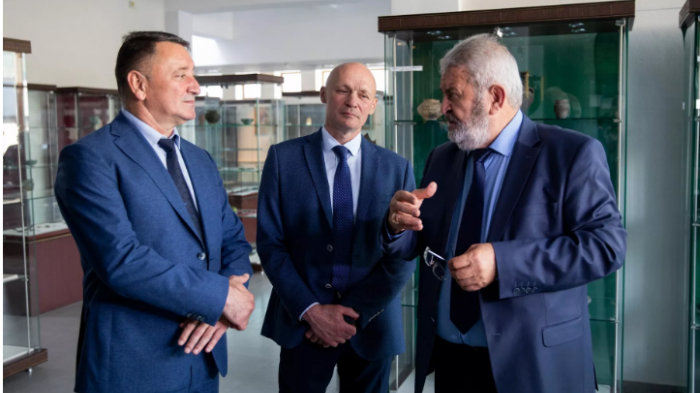 Константин Джуссоев посетил выставку, приуроченную ко Дню скорби