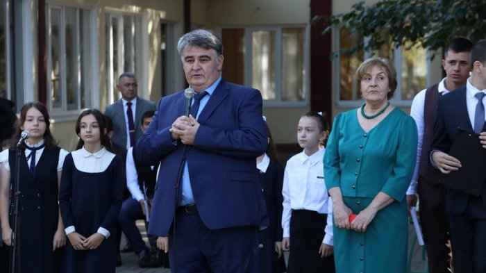 Алан Джиоев поздравил школьников с новым учебным годом