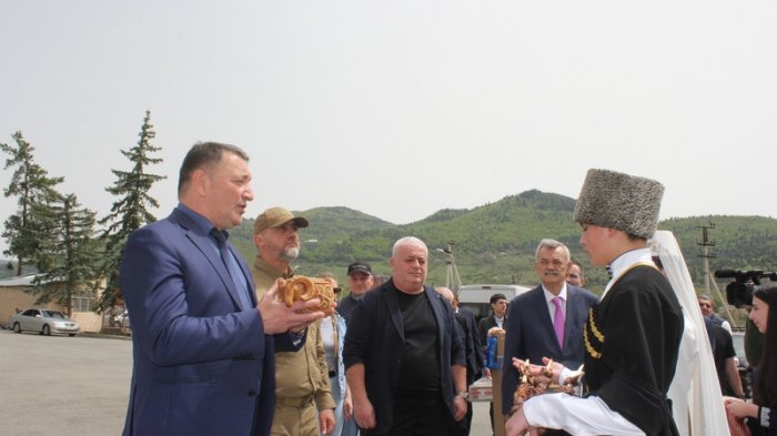 Альберт Джуссоев передал Дзауской школе-интернату интерактивное оборудование