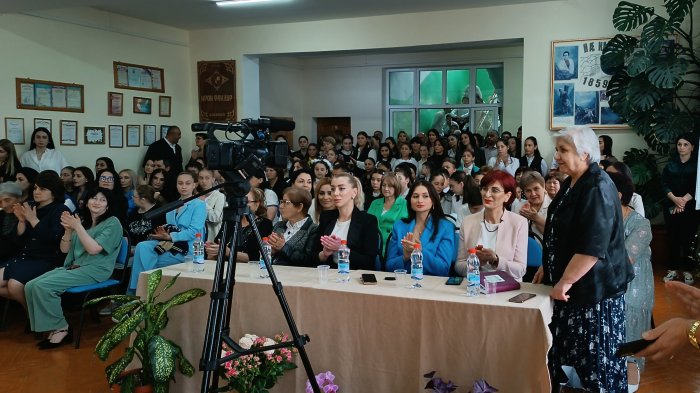 Алина Парастаева посетила «Последний школьный звонок» в школе №11