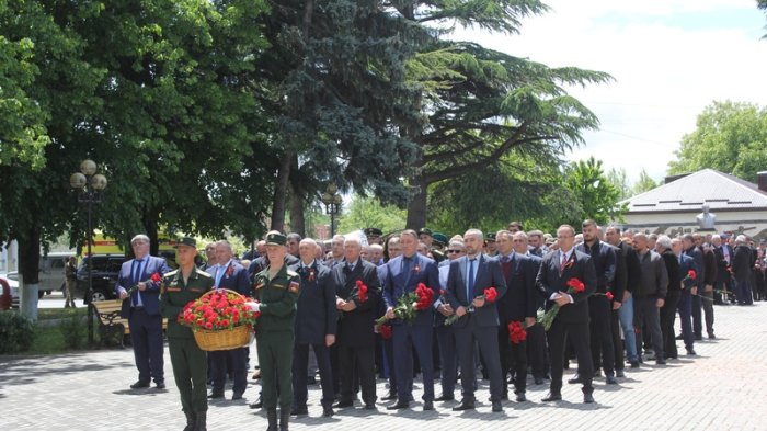 Константин Джуссоев принял участие в церемонии возложения гирлянды Славы и Памяти у Вечного огня