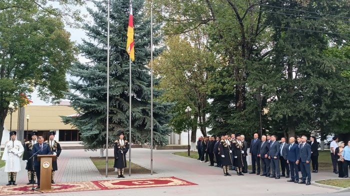 В Цхинвале состоялась торжественная церемония поднятия Государственного флага