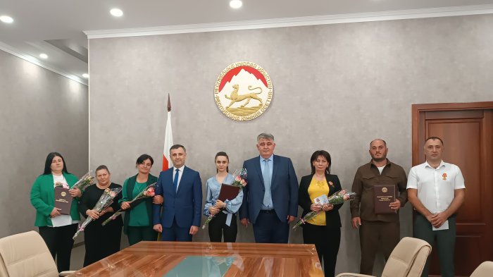 Работники образовательной и социальной сфер получили государственные награды