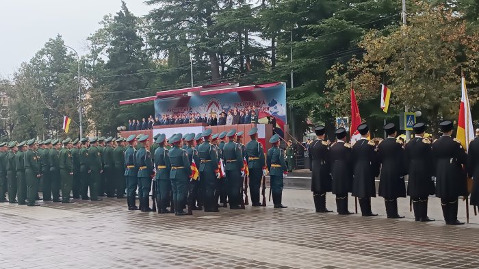 В Цхинвале проходит парад в честь Дня Республики