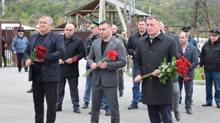 Константин Джуссоев почтил память жертв землетрясения в Дзауском районе