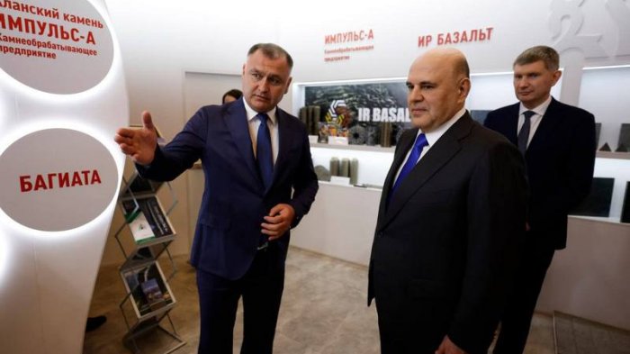 Михаил Мишустин посетил стенд Южной Осетии на КИФ-2025