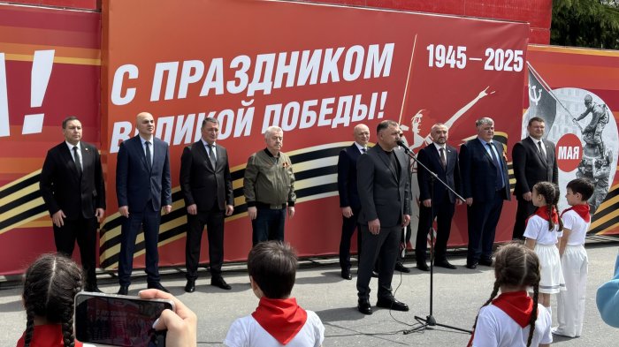 Константин Джуссоев посетил праздничный флешмоб на Театральной площади 