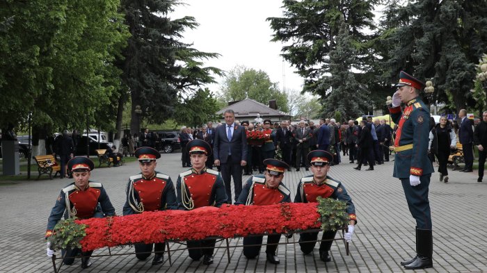 Возложение Гирлянды на Аллее Славы