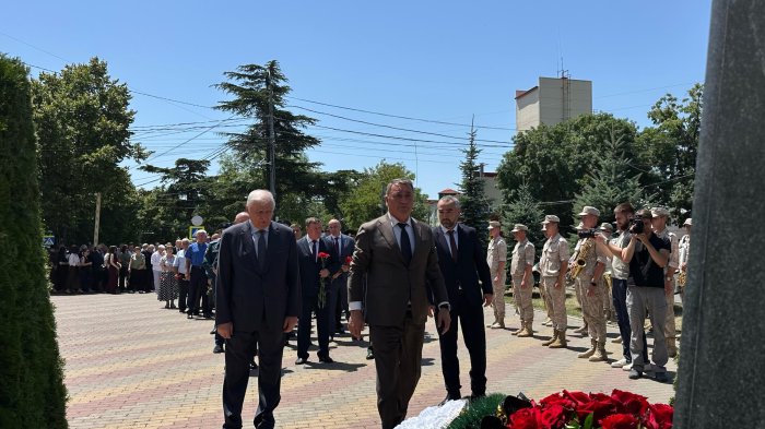 Константин Джуссоев принял участие в памятных мероприятиях, приуроченных к 33-й годовщине ввода Смешанных сил по поддержанию мира в Южной Осетии