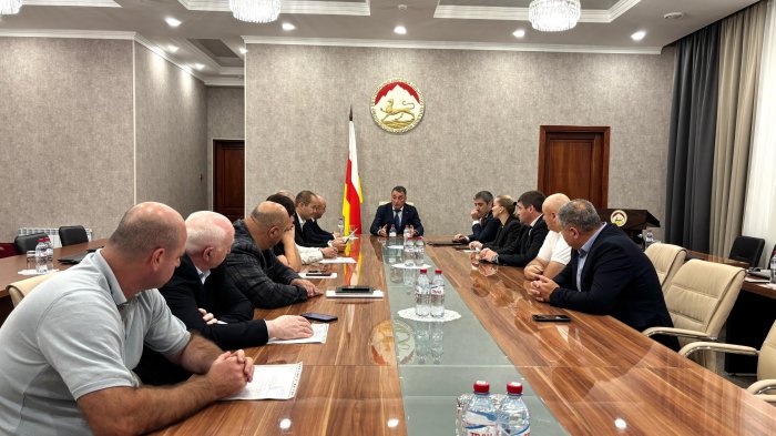 Константин Джуссоев провел совещание по вопросам ЖКХ