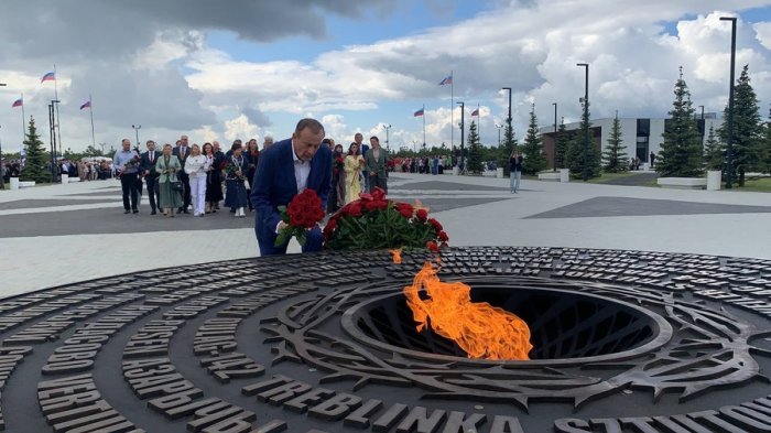 Дзамболат Тадтаев и Сармат Котаев возложили цветы к Мемориалу жертвам нацистского геноцида в Ленинградской области