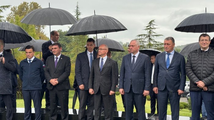 Делегация Южной Осетии почтила память первого Президента Абхазии Владислава Ардзинба