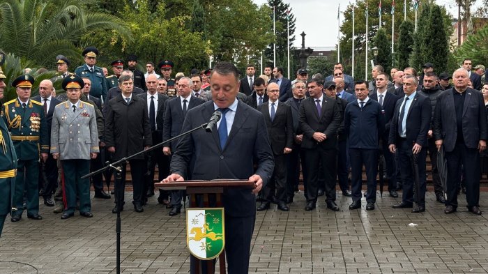 Константин Джуссоев принял участие в параде в честь 32-й годовщины Победы в Отечественной войне народа Абхазии