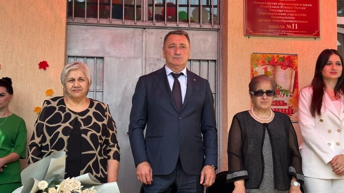 Константин Джуссоев посетил торжественную линейку в школе № 11