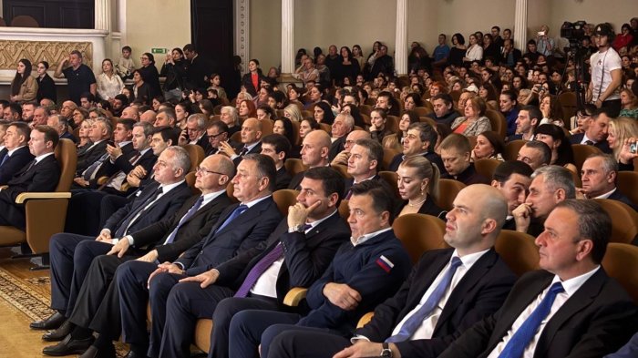 Константин Джуссоев посетил праздничный концерт, посвященный Дню Победы и Независимости Абхазии