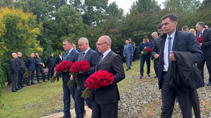Делегация Южной Осетии почтила память второго Президента Абхазии Сергея Багапш
