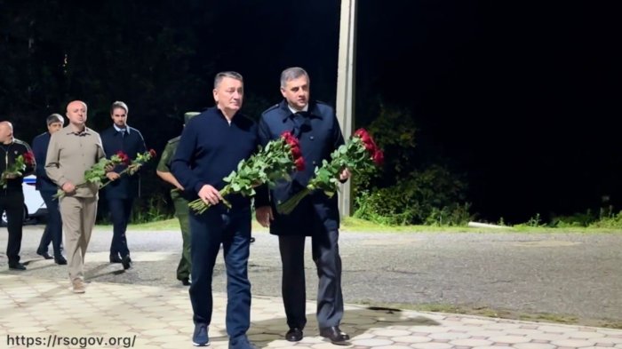 Делегация Южной Осетии возложила цветы к мемориалу осетинским добровольцам, павшим за свободу Абхазии