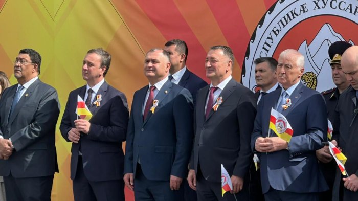 Константин Джуссоев принял участие в праздничных мероприятиях, посвященных Дню государственного флага