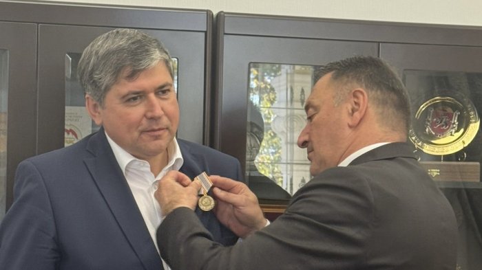 Константин Джуссоев вручил государственную награду Антону Мельнику