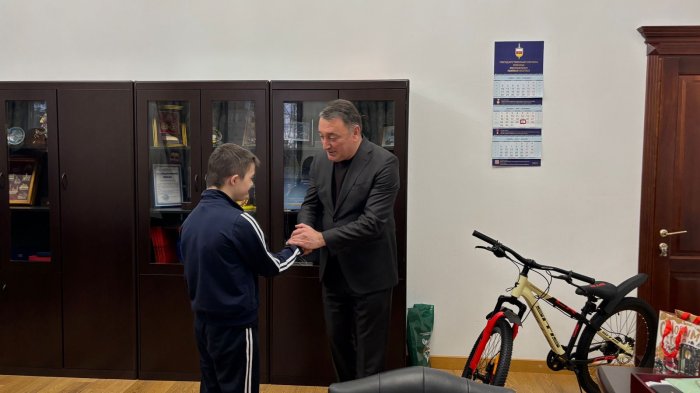 Константин Джуссоев исполнил новогодние желания детей