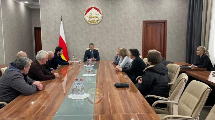 Дзамболат Тадтаев встретился с жильцами дома на Исака, 32а