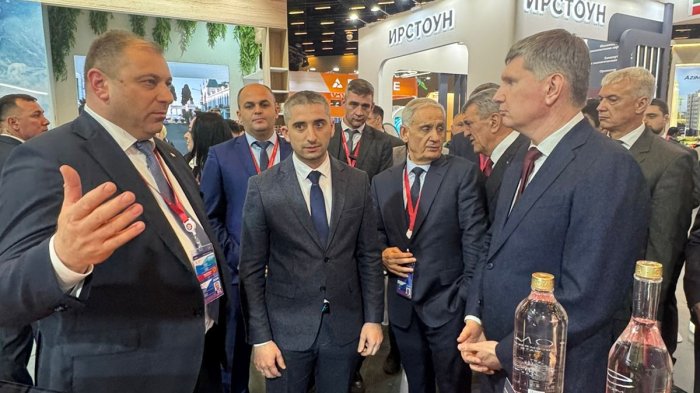 Максим Решетников посетил стенд Южной Осетии на КИФ-2026