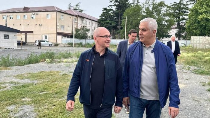 Марат Камболов и Сергей Кириенко посетили несколько площадок, где может появиться современное молодежное пространство