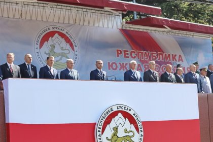 Военный парад в честь празднования 33-й годовщины Республики Южная Осетия