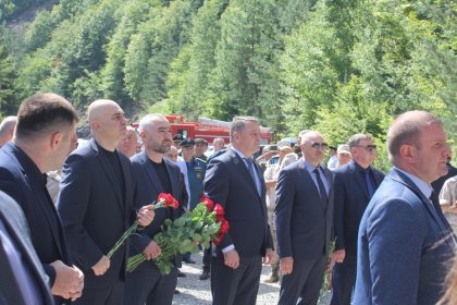 Церемония возложения цветов к местам гибели защитников Отечества